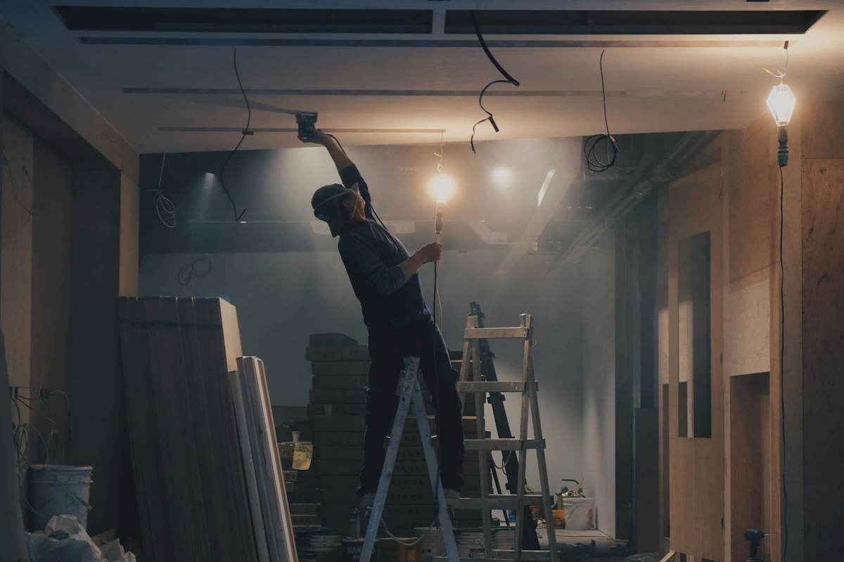 Montador instalando forro em drywall